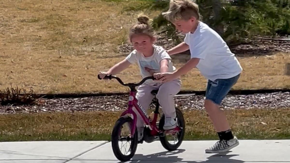 8χρονος έμαθε στην 4χρονη αδερφούλα του να κάνει ποδήλατο χωρίς βοηθητικές!